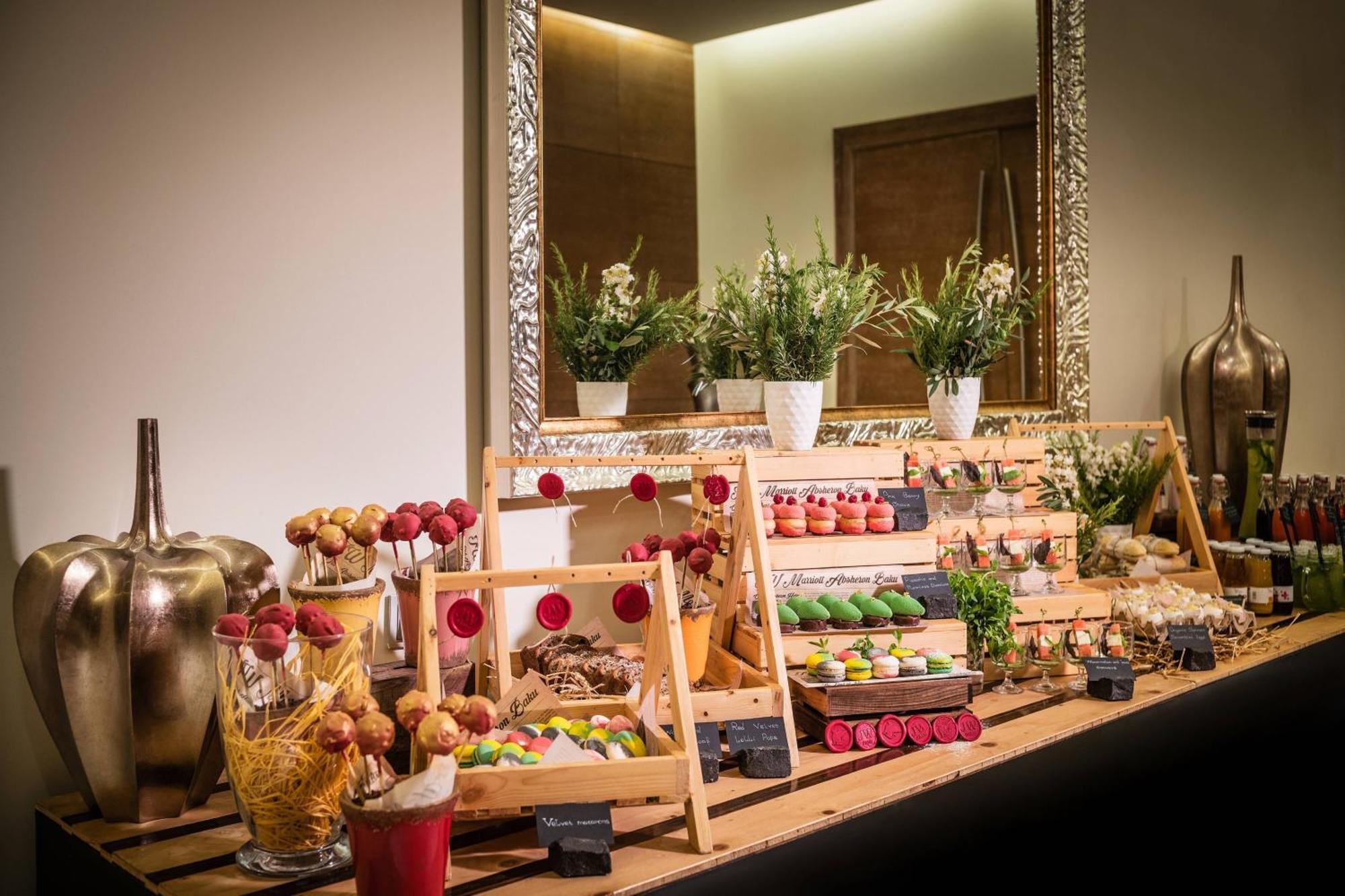 Jw Marriott Absheron Baku Hotel Zewnętrze zdjęcie A dessert buffet
