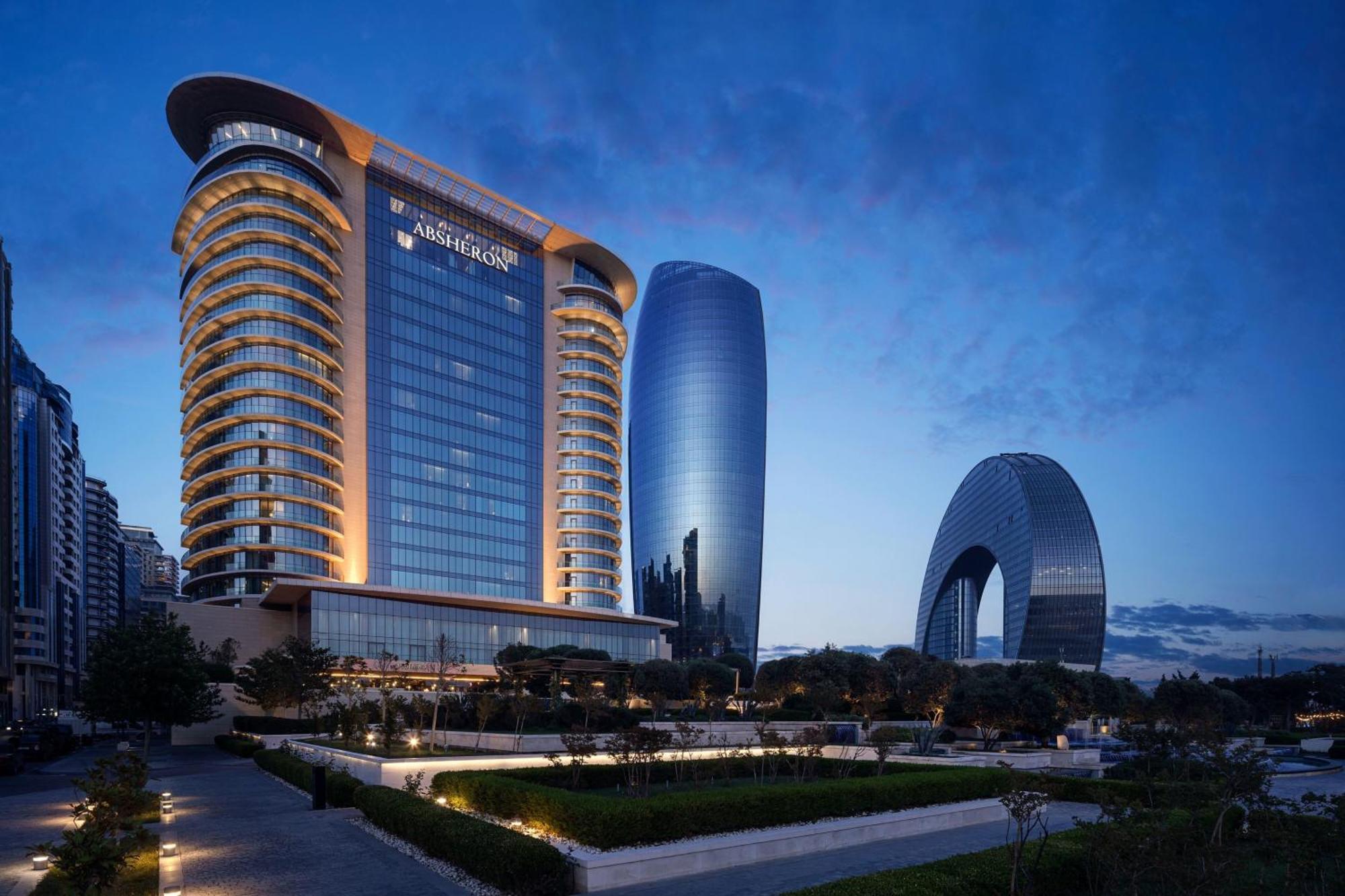 Jw Marriott Absheron Baku Hotel Zewnętrze zdjęcie The hotel at dusk
