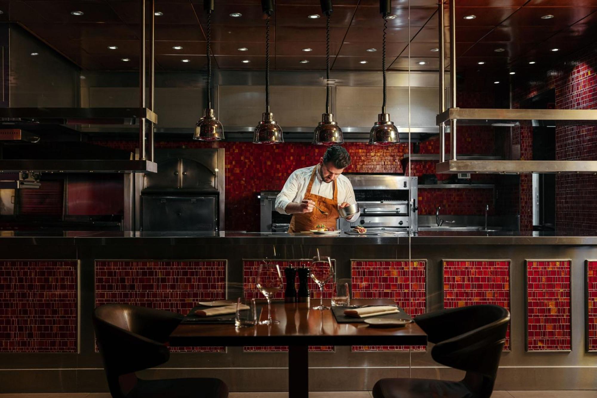 Jw Marriott Absheron Baku Hotel Zewnętrze zdjęcie Chef at work